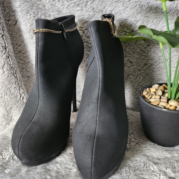 4inch BLACK Platform Booties w/chains - Picture 2 of 4